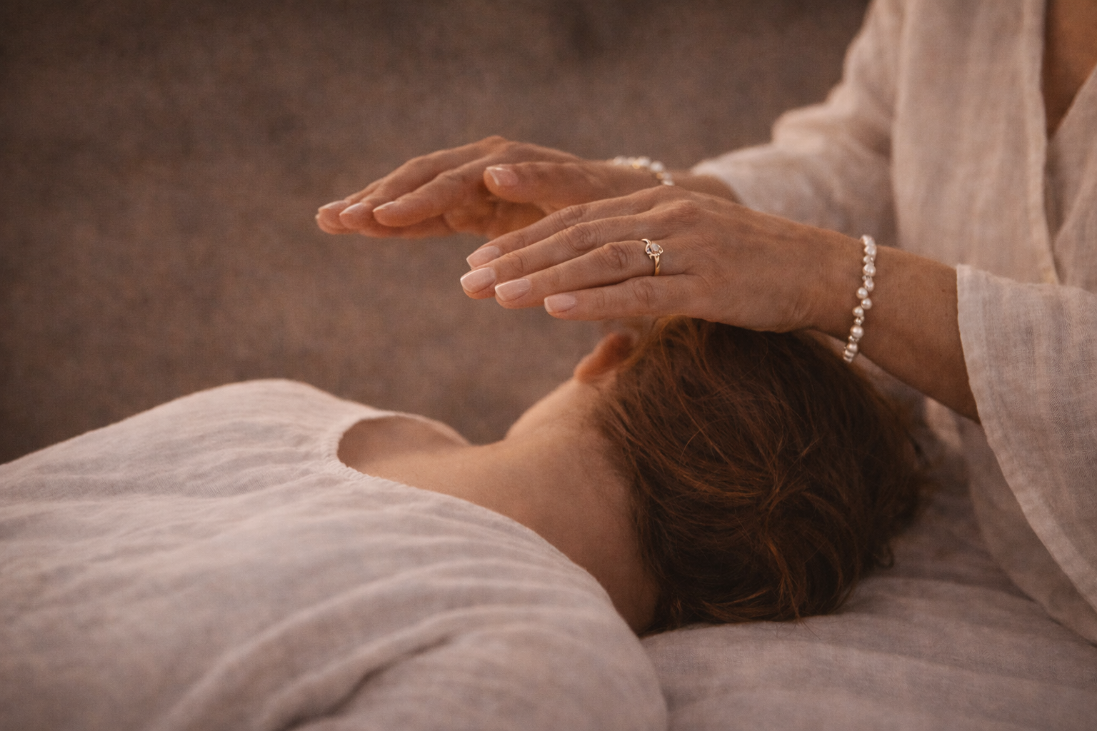 Energetické liečenie Pranic Healing v Topoľčanoch – čistenie aury a obnova životnej energie bez priameho dotyku.