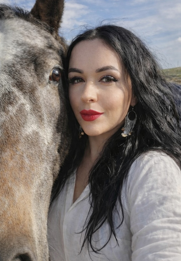 Marcela Madamchen – životný príbeh a poslanie. Kraniosakrálna terapia, Pranic Healing a unikátne energetické liečenie ľudí cez srdce koňa v Topoľčanoch a Piešťanoch.